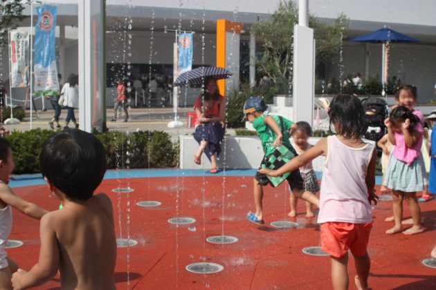 ららぽーとエキスポシティにある噴水 「ポップジェット」で水遊び