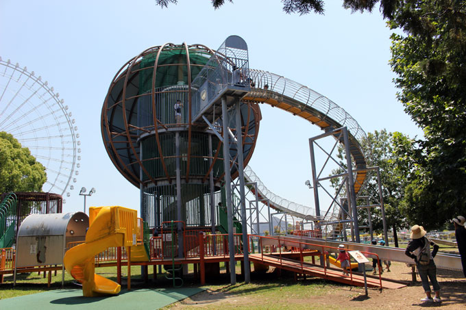 公園へ行こう！万博にある大型ローラーすべり台「やったねの木」